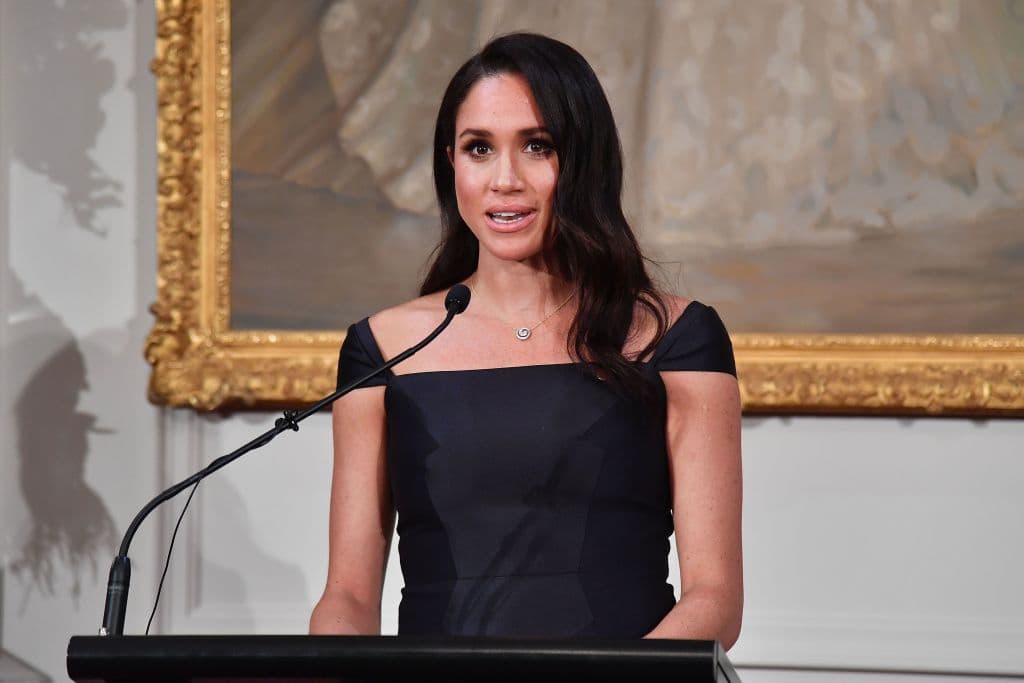 “Tuvimos una serie de conversaciones sobre que no se le daría seguridad, no se le daría un título y también preocupaciones y conversaciones sobre qué tan oscura sería su piel cuando naciera”, aseguró Meghan.
<br>