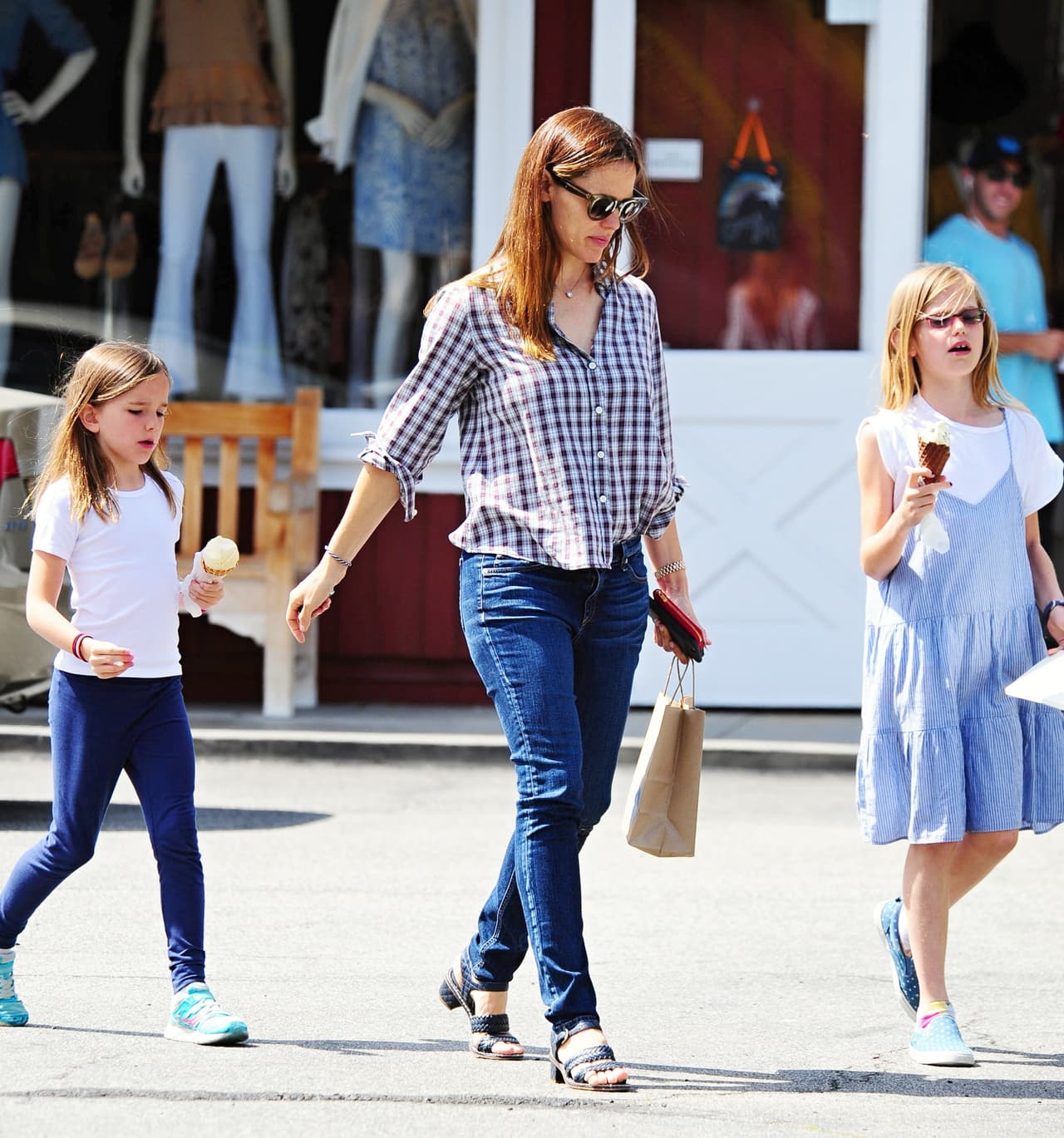 Comprándoles un heladito a las nenas tras ir de compras.