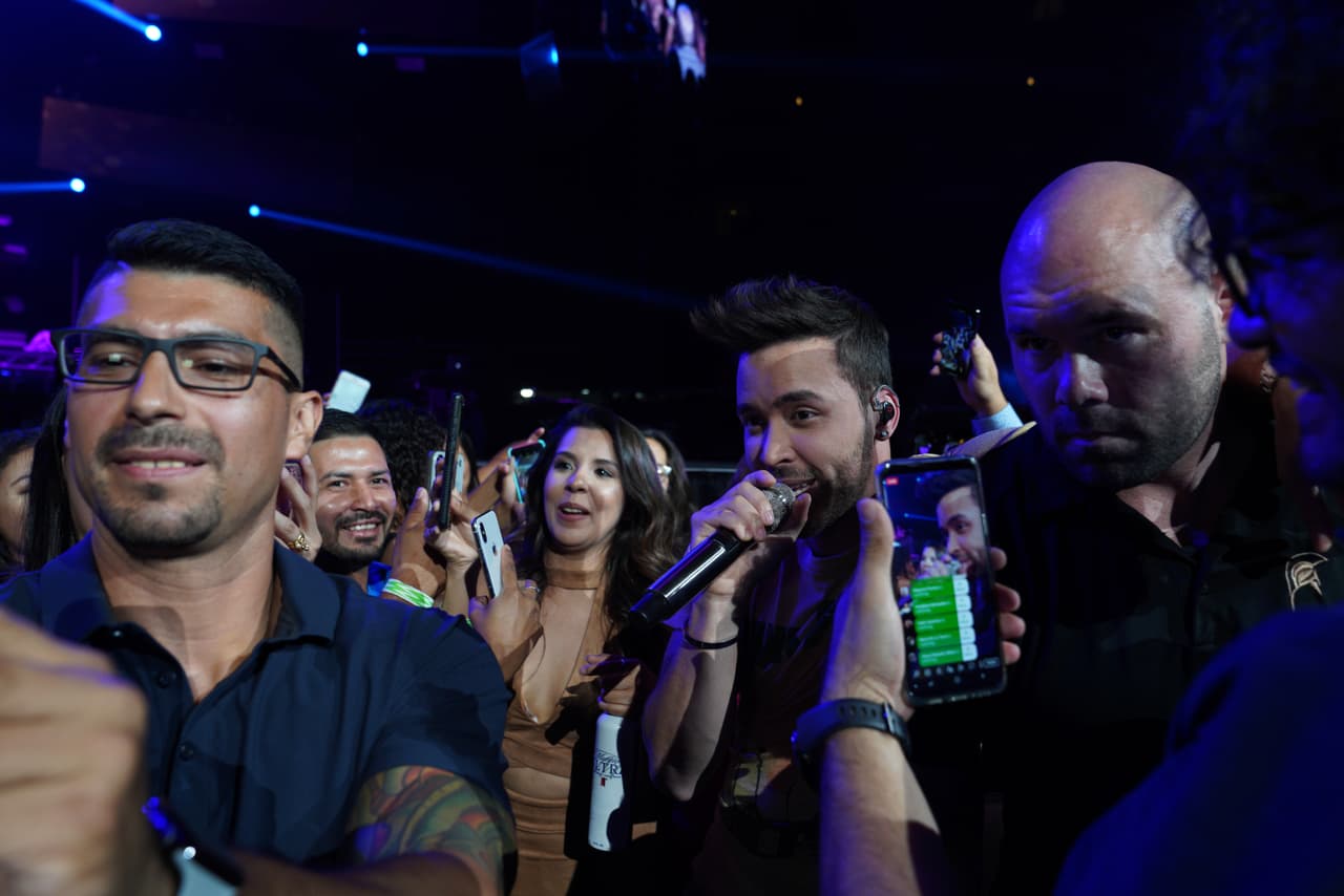 El artista urbano dejó la tarima atrás para darle la oportunidad a los fans, de tomarse fotos con él en medio del show.
<br>