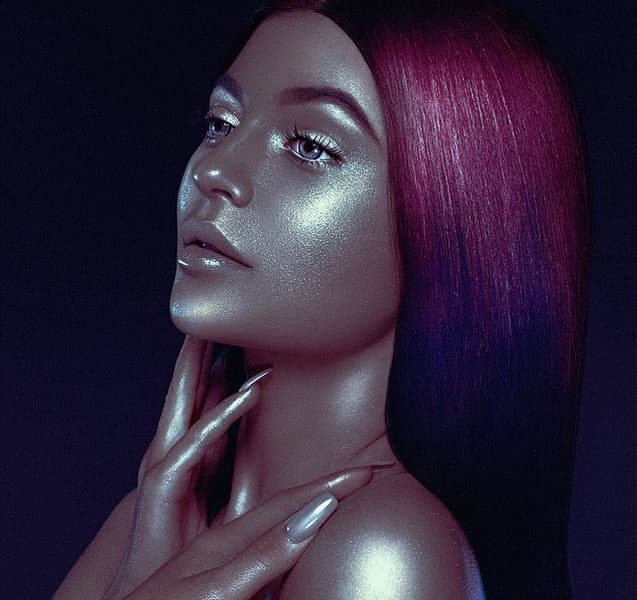 Lo que sí es cierto es que Kylie sería de esas cantantes que suenan por sus polémicas poses.