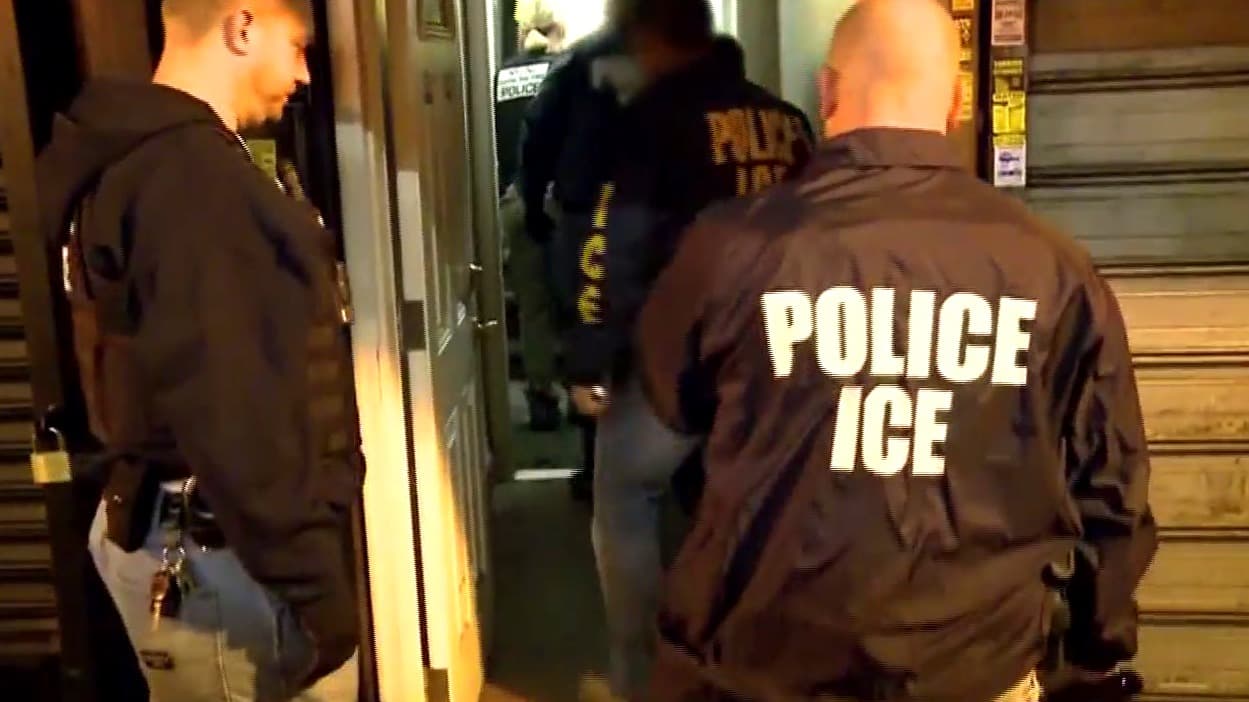 Activistas rechazan que se llame terroristas domésticos a víctimas de agentes de ICE: Análisis