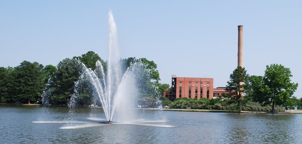 <b><a href="https://rockymountnc.gov/parks-and-recreation/">Rocky Mount City Lake</a></b>. Los corredores y peatones hacen una caminata por un sendero de cemento de media milla que rodea el lago, mientras que otros se relajan bajo los altos árboles de madera dura y los pinos para alimentar a las exóticas aves acuáticas que viven en los alrededores del famoso sitio o lanzar una línea de pesca desde la gran plataforma de madera que adorna el borde oeste del lago. Otras atracciones incluyen una glorieta, muelles, un puente a la isla y una fuente.
<br>
<br>
<b><a href="https://goo.gl/maps/b42pRp7V87qf8zjJ7">Cómo llegar</a></b>