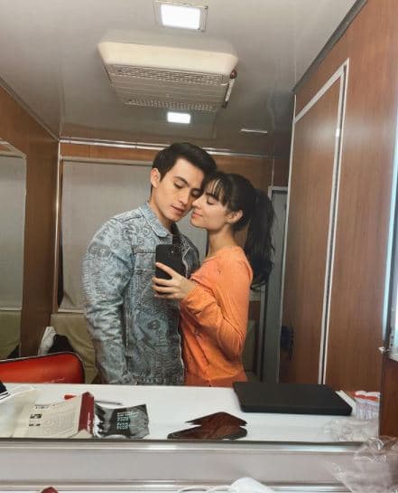 Lo cierto es que los intérpretes
<a href="https://www.lasestrellas.tv/espectaculos-1/famosos-1/no-solo-en-vencer-el-pasado-gemma-y-rodrigo-tambien-viven-hermosa-historia-de-amor-en-la-vida-real" target="_blank">mantienen una relación desde el 2018</a> y hasta viven juntos. Esta no es la primera vez que comparten créditos. De hecho, se conocieron en las grabaciones de la cinta ‘Olimpia’.