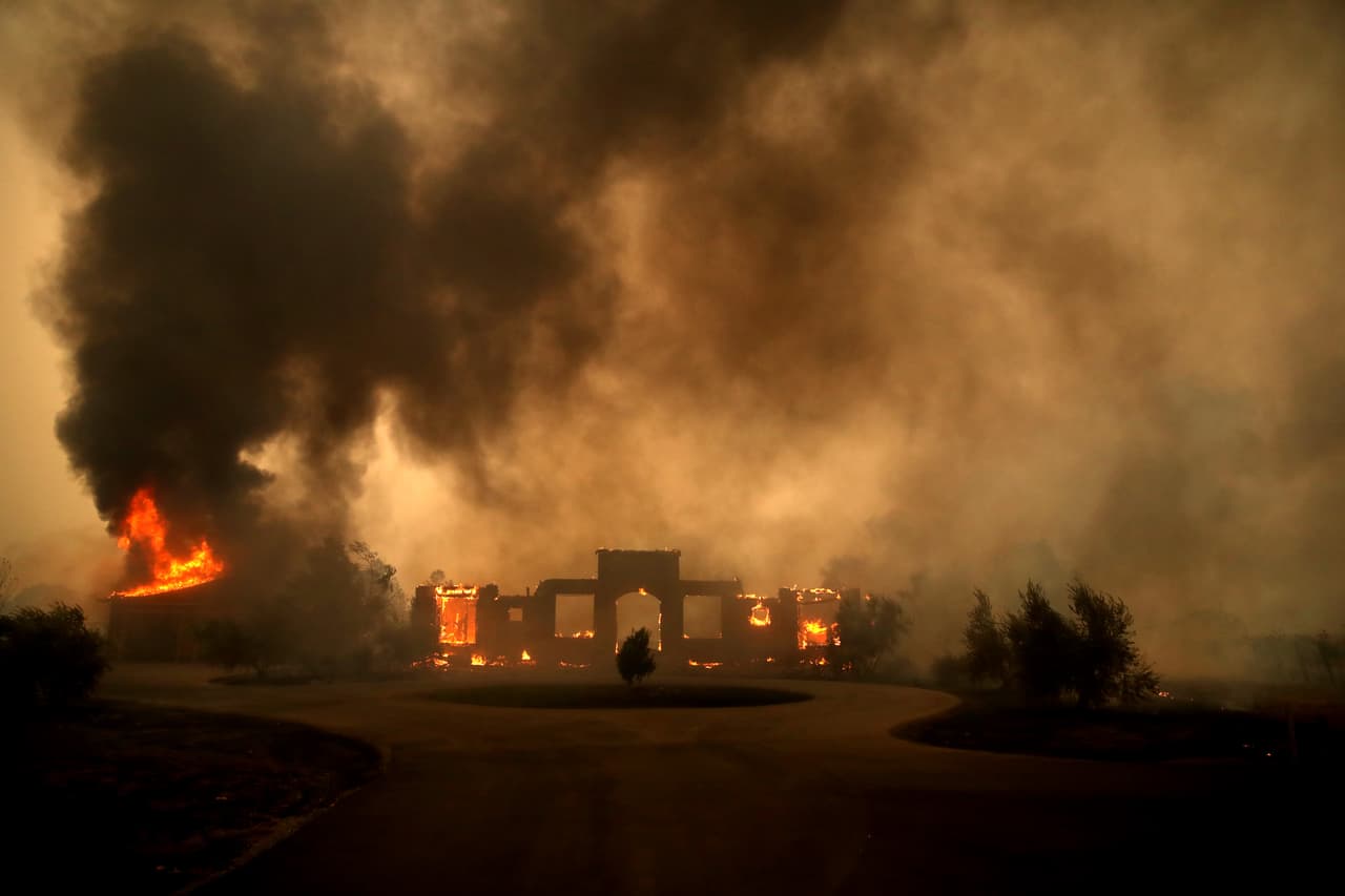 Los 
<a href="https://www.univision.com/local/san-francisco-kdtv/con-179-000-clientes-sin-luz-pg-e-contempla-realizar-mas-apagones-este-fin-de-semana-en-el-norte-de-california" target="_blank">mapas de apagones de PG&E</a> muestran que en muchas de las zonas donde arde el incendio denominado Kincade se realizaron cortes de energía generalizados, pero no está claro si las estructuras calcinadas contaban o no con el servicio eléctrico.