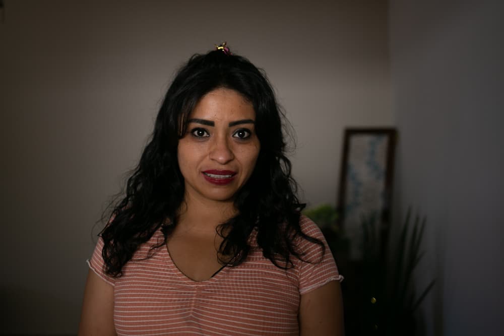 <b>Rosa Mani es coordinadora de un hotel habilitado en Ciudad Juárez por la Organización Internacional para las Migraciones (OIM) </b>para filtrar a los migrantes que llegan, mantenerlos en cuarentena en sus espacios y así evitar un brote de covid-19 en los albergues. Este espacio opera desde mayo de 2020, así que ha albergado a solicitantes de asilo que fueron devueltos a México bajo los Protocolos de Protección de Migrantes, personas que quedaron en situación de calle debido a la pandemia y, ahora, a los expulsados de Estados Unidos bajo el Título 42, que representan 60% de la población total de este espacio. El hotel tiene 47 habitaciones: 10 de ellas están destinadas para las personas positivas de covid-19, en el resto hay migrantes que esperan que se abra un espacio en la red de albergues disponible.