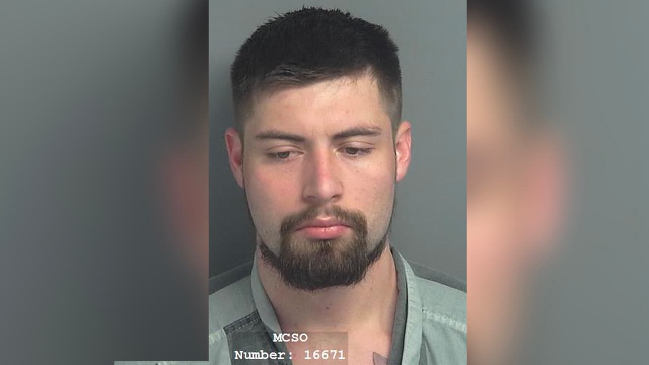 Daniel Scott Davis, hombre blanco de 22 años. Acusado de robo. Fue visto por última vez en la autopista 59, en Splendora, al norte de Houston.