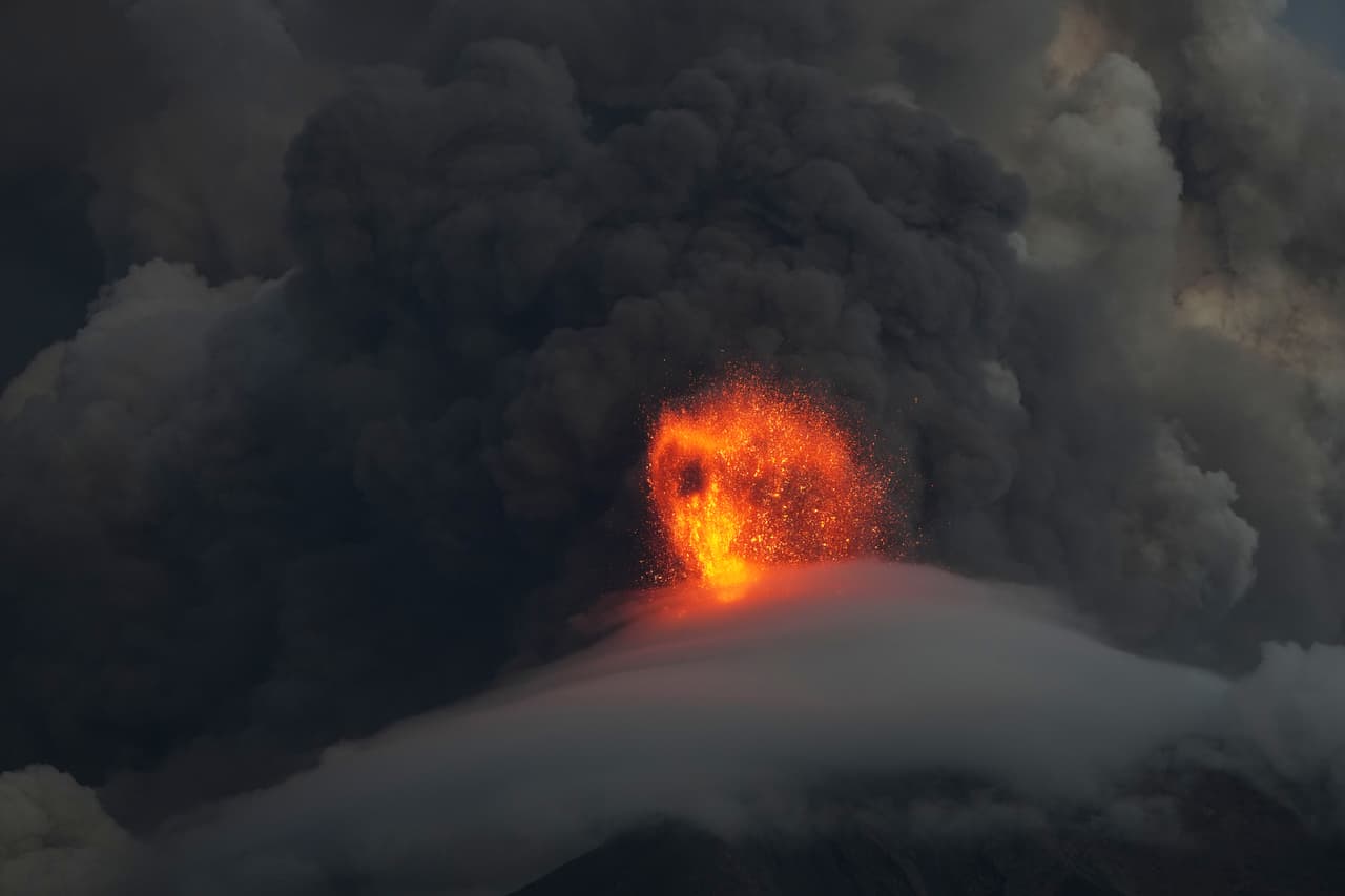A 65 km de la capital por carretera, el macizo está situado entre los departamentos de Escuintla, Chimaltenango y Sacatepéquez, vecinos de la provincia de Guatemala, y es uno de los tres volcanes activos del país, junto al Pacaya (sur) y el Santiaguito (oeste).