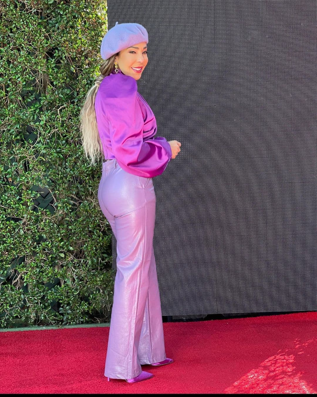 <b><a href="https://www.univision.com/temas/gelena-solano" target="_blank">Gelena Solano</a></b> fue de las primeras de El Gordo y La Flaca en pisar la afamada alfombra para entrevistar a grandes personalidades del regional mexicano, como
<b> </b>
<a href="https://www.univision.com/shows/latin-grammy/calibre-50-banda-recodo-arrolladora-banda-limon-y-dos-carnales-presentaran-latin-grammy-2021" target="_blank">Calibre 50. </a>Por su micrófono también pasó 
<b>Danna Paola.</b>