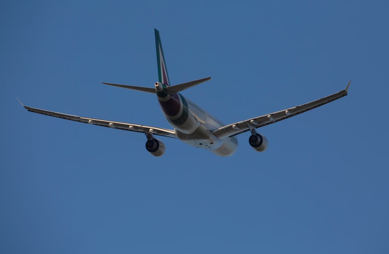 “Aquellos que no puedan conseguir asientos en estos vuelos deben continuar planeando permanecer en Cuba hasta que el aeropuerto reabra y las aerolíneas puedan regresar”, dice el comunicado de la embajada.