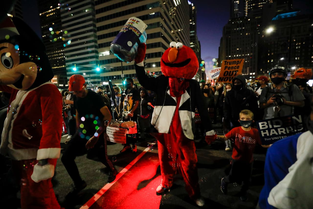 Hasta los personajes de Plaza Sésamo y Disney salieron a las calles a celebrar en fiestas que no tuvieron límites de edad, sexo, ni razas.
<br>