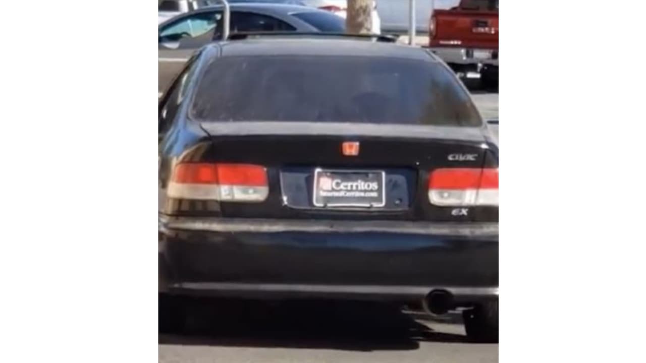 Este es el Honda Civic negro de los años 90 en el que la sospechosa huyó del lugar de los hechos.