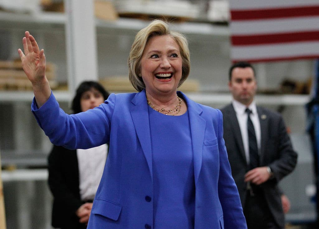 Super PAC de Hillary Clinton inicia una ofensiva en televisión contra Donald Trump