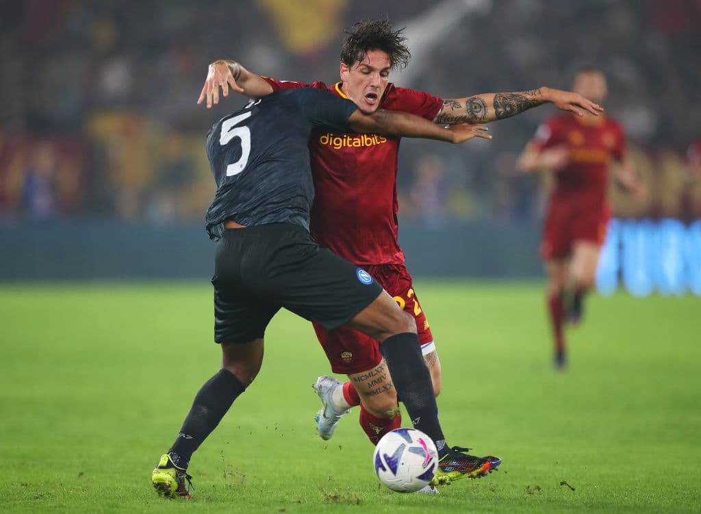 Con Hirving Lozano como titular, el Napoli logró una victoria muy importante fuera de casa por 0-1 ante la Roma, triunfo que mantiene líderes a los de Luciano Spalletti en la Serie A de Italia.