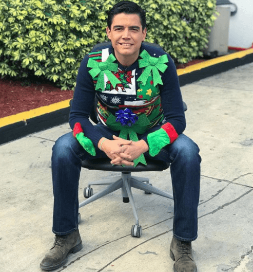 Orlando Segura presume en sus redes su look navideño.