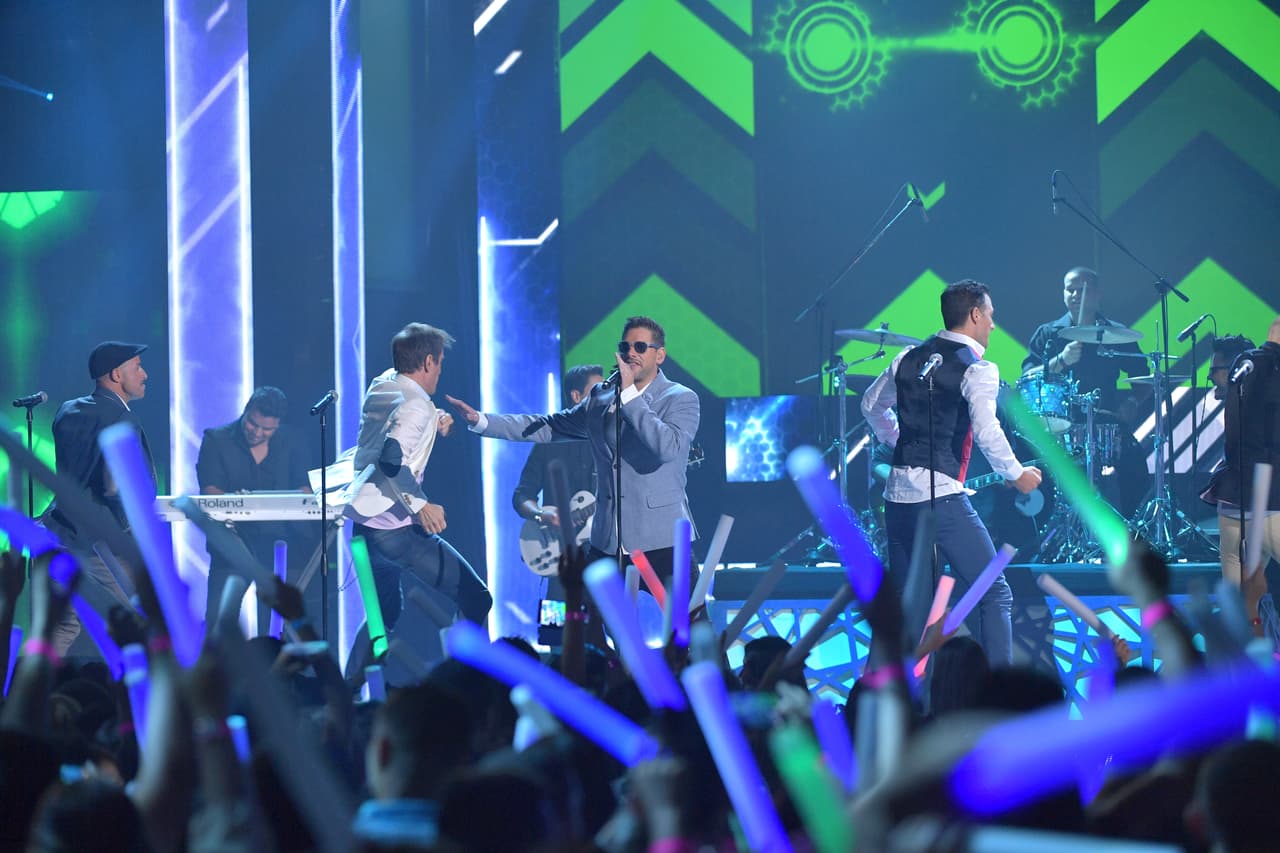 Esa noche, cuya temática retro tenía el objetivo de recordar los años 80, Magneto le pasó simbólicamente la estafeta a CNCO.