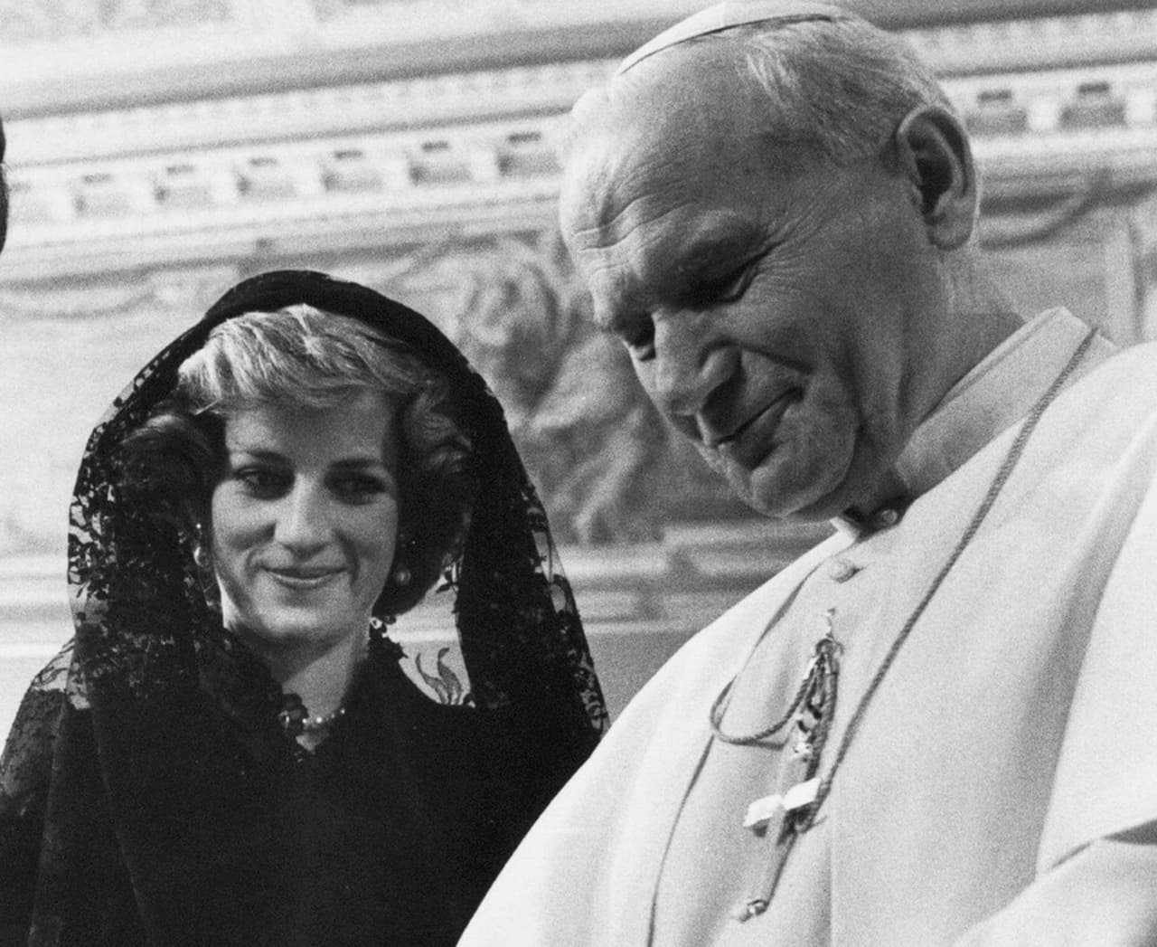 Diana de Gales tuvo encuentro con las personalidades más importantes de su tiempo. En 1995 fue recibida por el papa Juan Pablo II en el Vaticano.