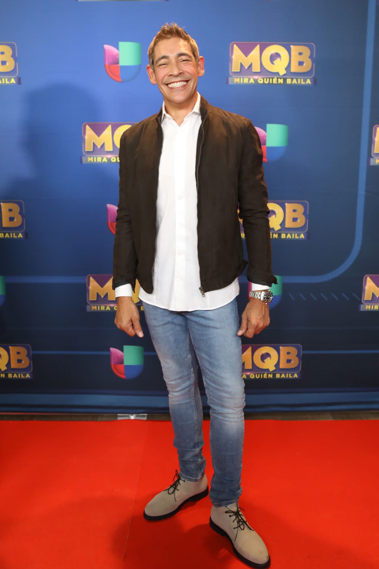 El otro juez de Mira Quién Baila llegó sonriente y cómodo, con unos jeans y chaqueta negra.