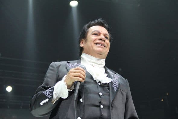 El Divo de Juárez, Juan Gabriel, hizo retumbar Phoenix con su música, su voz y sus bailes, enloqueciendo a miles de fans que llenaron el US Airways Center. Con un "¡Viva México!", Juanga arrancó su gira de conciertos del tour "Volver" ante un auditorio repleto que respondió con la misma pasión. Este ícono mexicano deleitó al público con sus grandes éxitos como "Querida", "El Noa Noa", "Inocente pobre amigo," y "Amor Eterno" entre muchos otros. El cantante se entregó por entero a sus seguidores, quienes cantaron, bailaron, lloraron y hasta aprovecharon para tomarse una selfie en un espectáculo que fue divertido y emotivo a la vez.