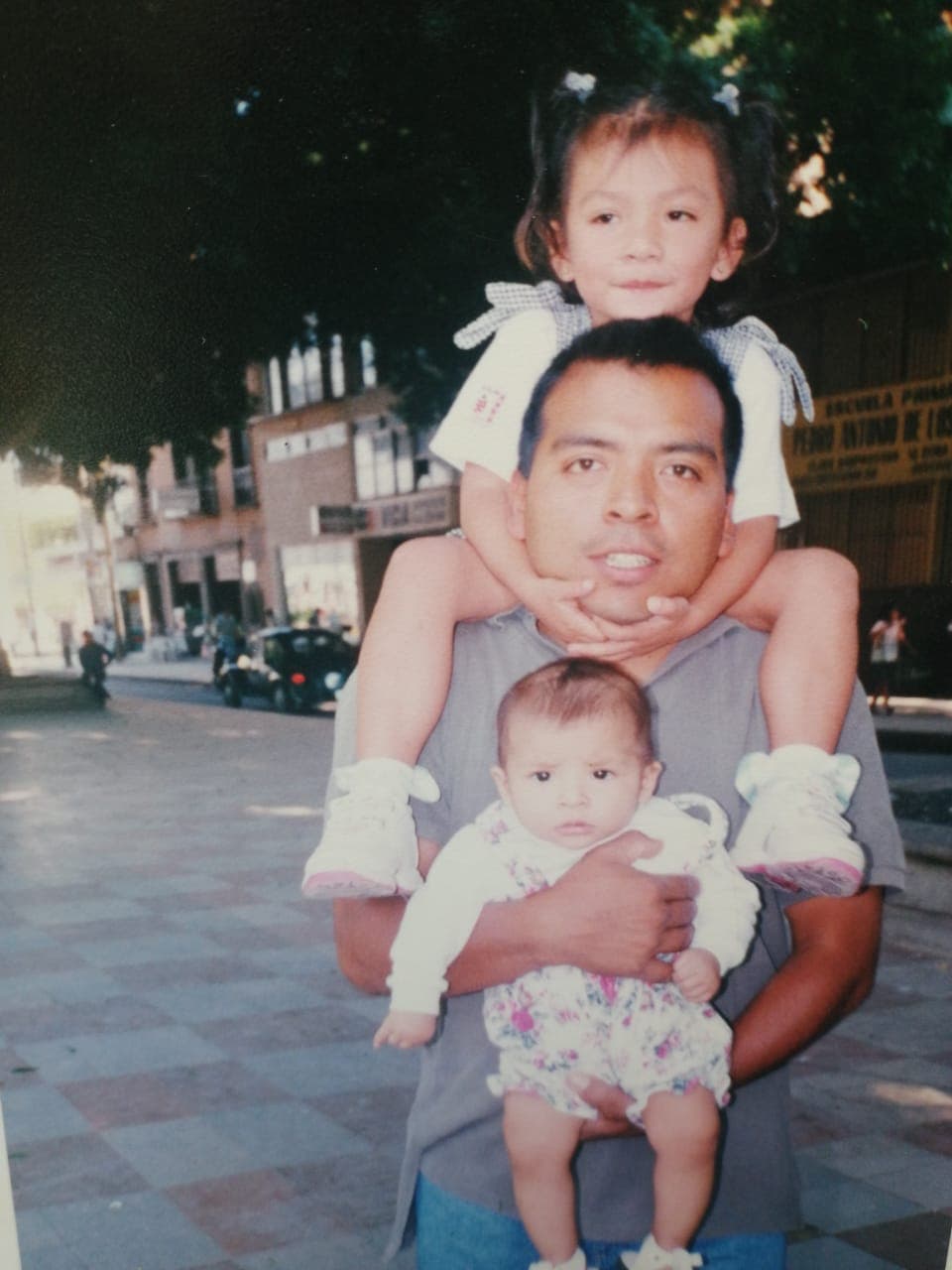 Aurelio Torres compartió una fotografía cargando a sus dos hijas.
<br>