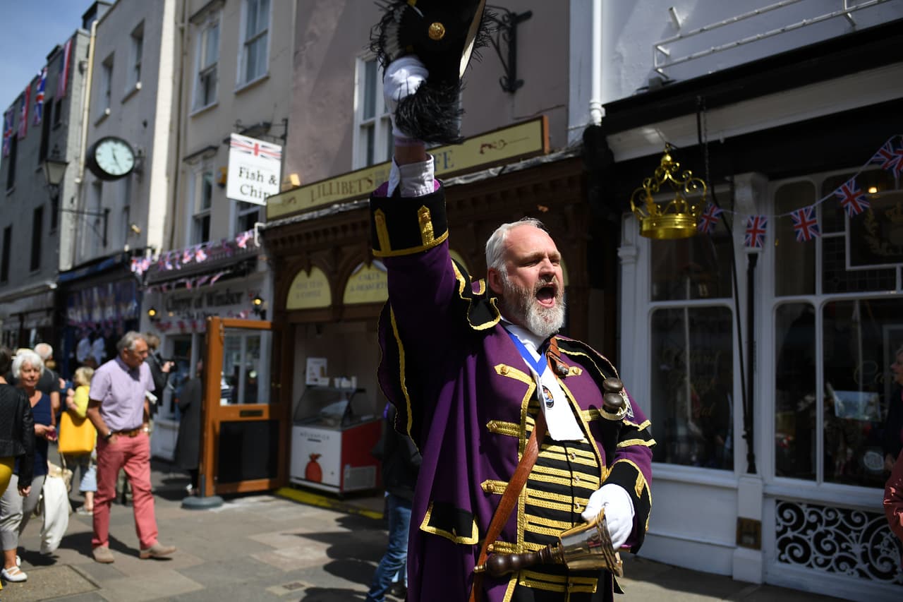 Y qué tal este pregonero anunciando las buenas noticias por las calles de Windsor: "Está a punto de llegar el evento por el que tanto han esperado".
