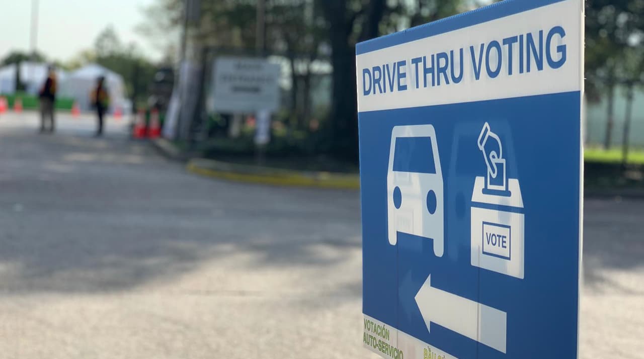 Corte Suprema de Texas emite fallo a favor de las votaciones desde un vehículo