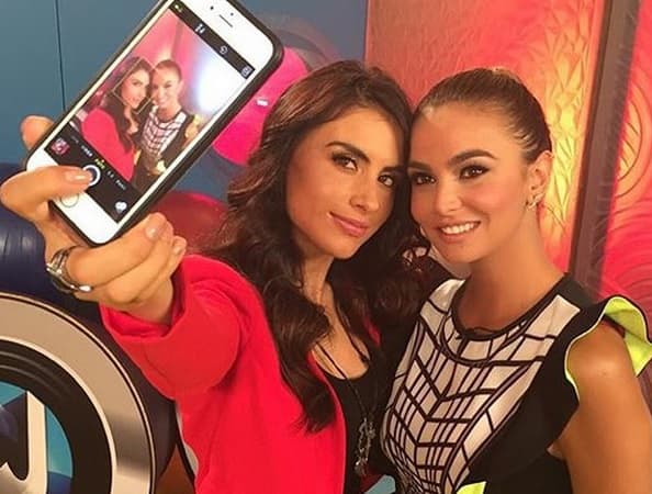 ¡Par de bellas! Jessica Cediel y Carolina Macallister posaron juntas para una selfie.