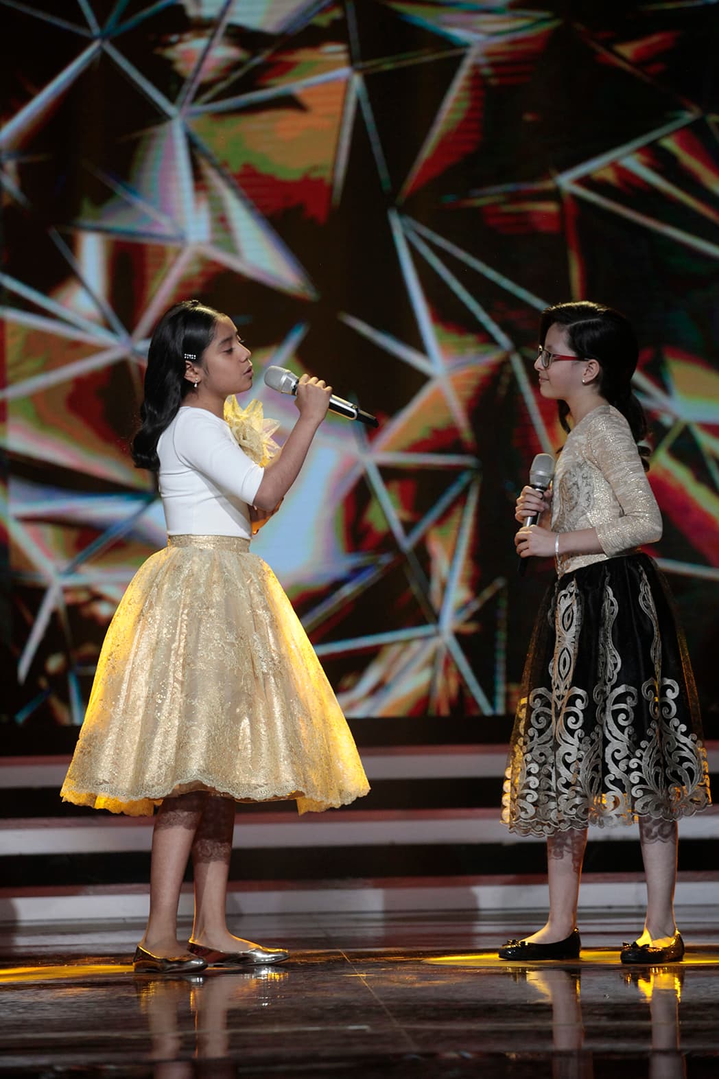 En comparación con los participantes anteriores, que no estuvieron coordinados en voces ni armonías, las niñas recibieron los mejores comentarios de los jueces.