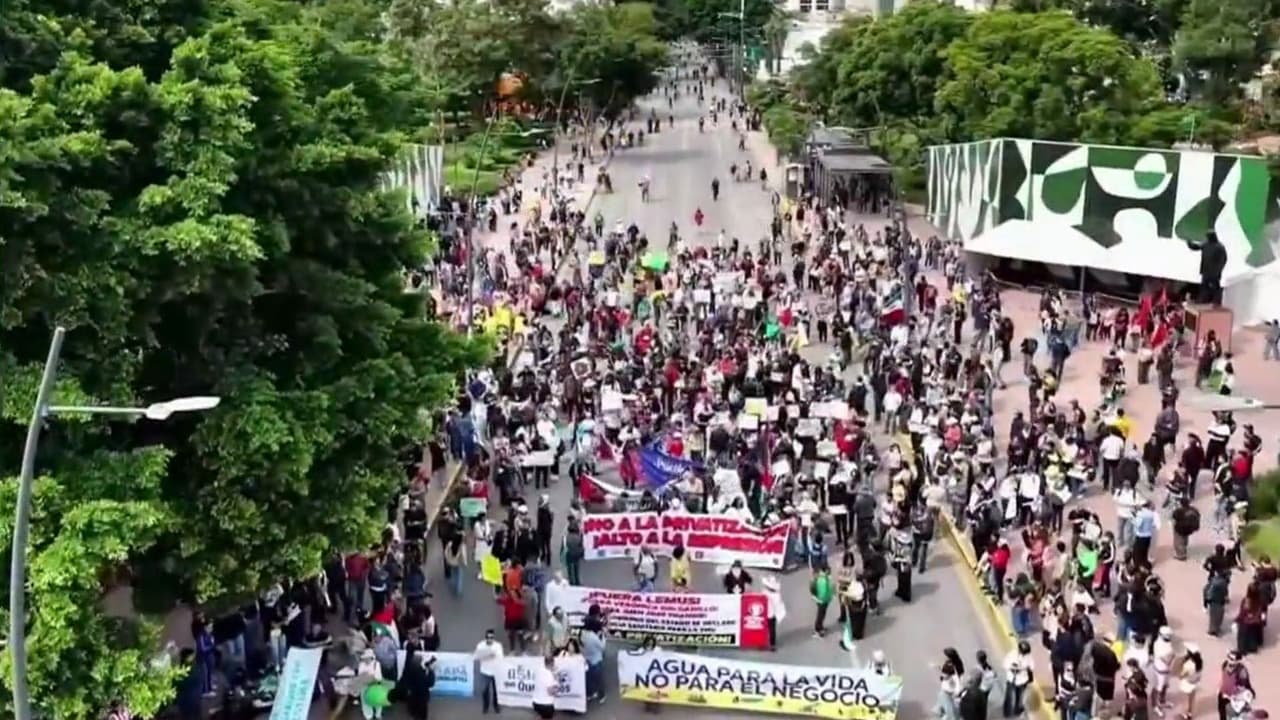 Familias protestan en Guadalajara, México, por agua limpia mientras encapuchados provocan destrozos