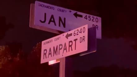 Elementos del Distrito Metropolitano de Sacramento llegaron minutos después de las 9:00 pm, para apagar las llamas que envolvían una casa ubicada en la cuadra 62000, de la calle Rampart, en el cruce con Manzanita y Winding.