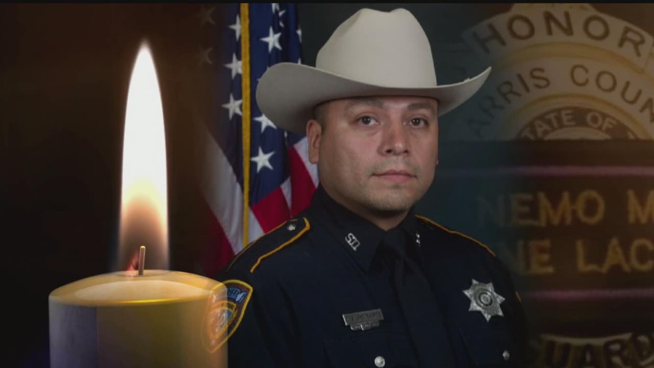 El oficial Darren Almendarez, de 51 años, fue baleado a muerte el jueves aproximadamente a las 8:45pm en el estacionamiento de 'Joe V's Smart Shop', según información dada por el sheriff del condado de Harris, Ed González.