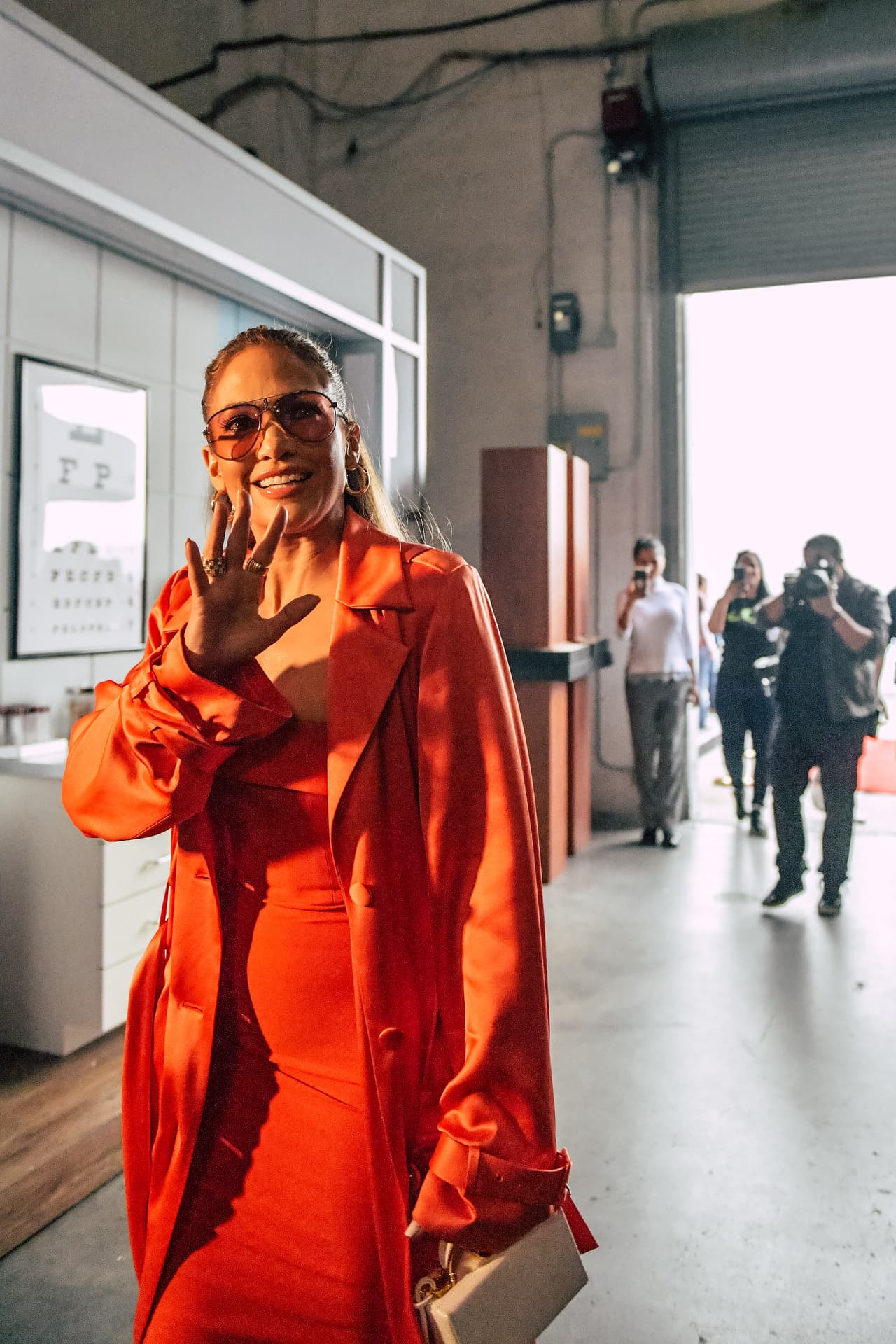 Las gafas están construidas en metal dorado con puntas de acetato y un doble puente en el centro que forma la letra 'C' como monograma de la marca. Las lentes son de con lentes de policarbonato entintado.