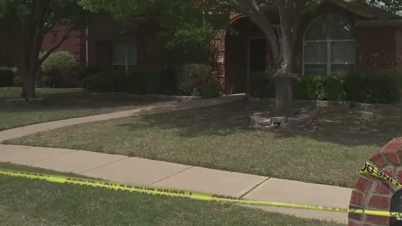 En un texto publicado en redes sociales, un joven de 19 años describe cómo la depresión marcó su vida desde pequeño. En la carta, el adolescente confiesa haber matado a su familia antes de acabar con su vida. Tras recibir la llamada de una persona preocupada, autoridades llegaron la madrugada de este lunes a la vivienda del grupo familiar para verificar el estado de cada integrante, pero los encontraron muertos.