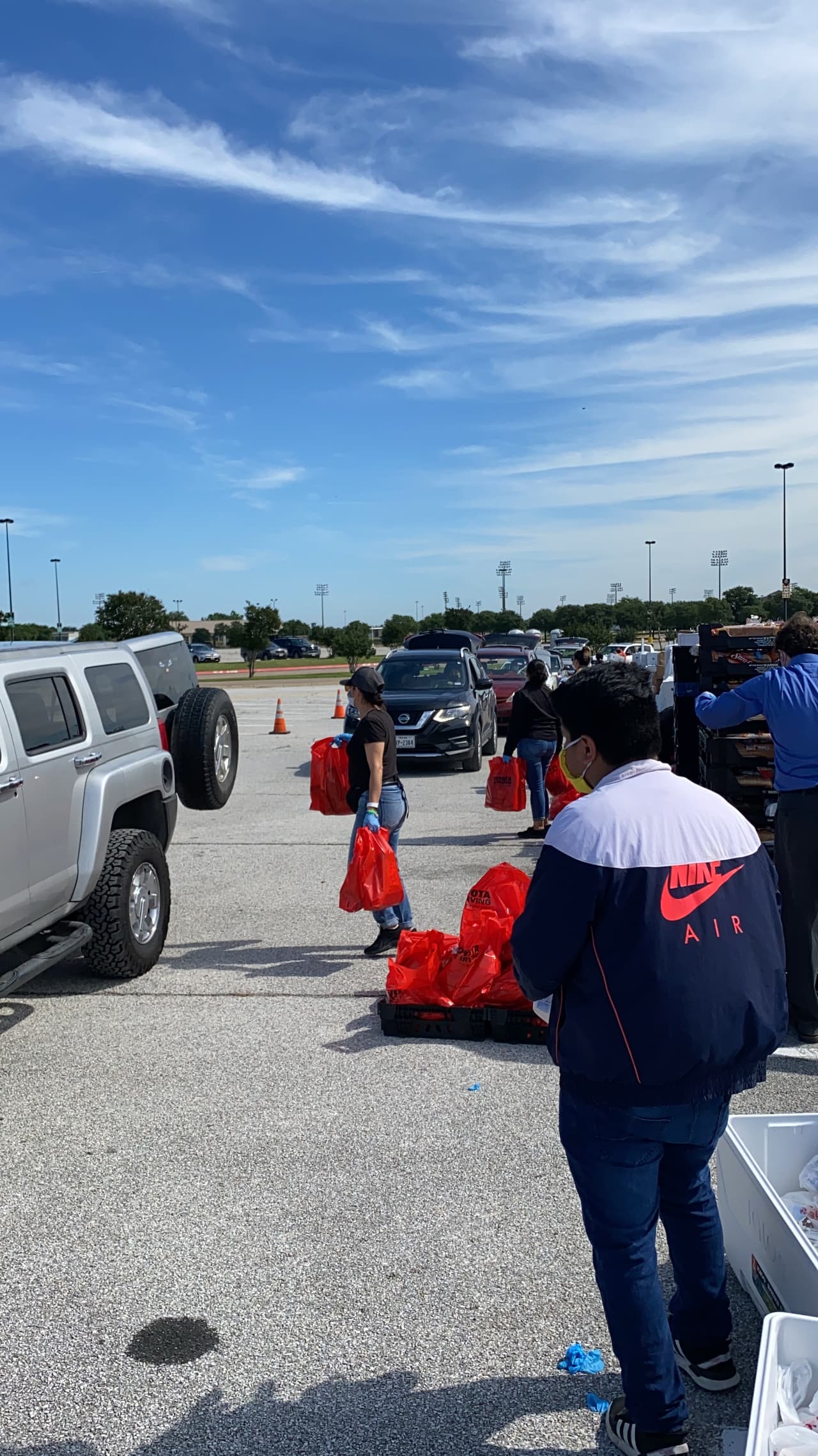 Miles de asistentes llegaron en automóvil al lugar para recibir comida.