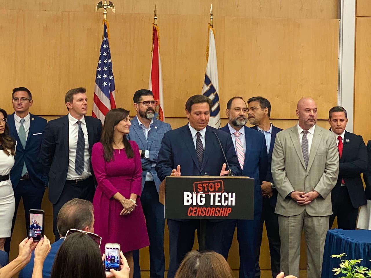 Gobernador de Florida firma un proyecto de ley en contra del “totalitarismo tecnológico”