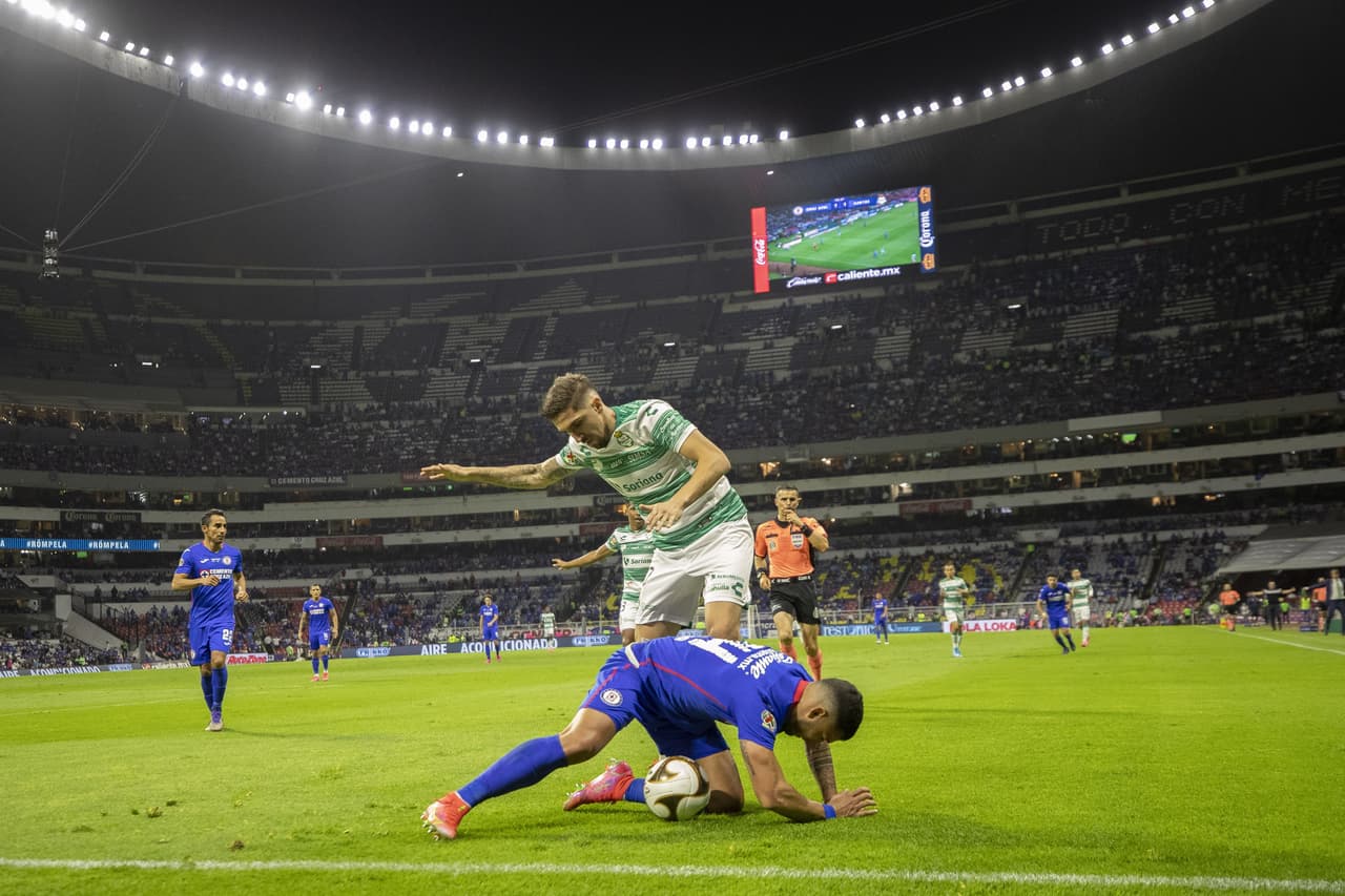 Cruz Azu aguantaba la pelota como podía.