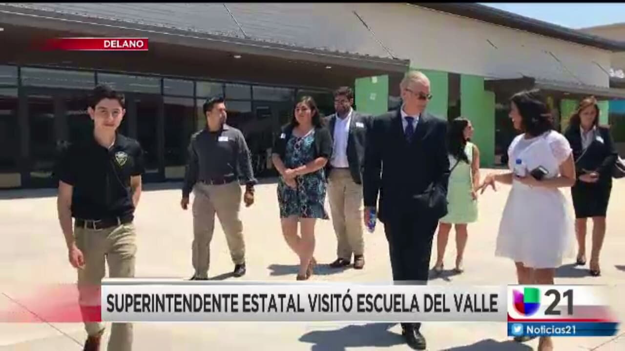 El superintendente estatal visita una escuela en Delano