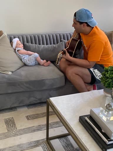 Por su parte,
<b>Julio Ramírez</b>, alegra los días de su hijita Alessa serenándola con su guitarra. ¡Que ternurita!