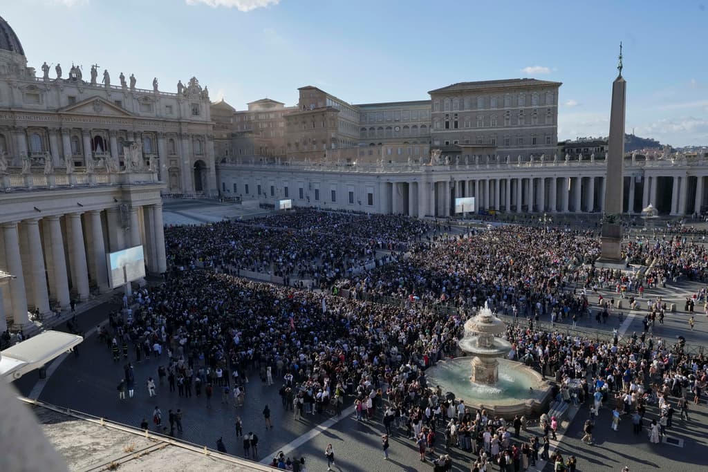 Una columna de humo blanco sale de la chimenea de la Capilla Sixtina durante el cónclave para elegir al sucesor del difunto papa Francisco, en el Vaticano, el jueves 8 de mayo de 2025. (Foto AP/Antonio Calanni)