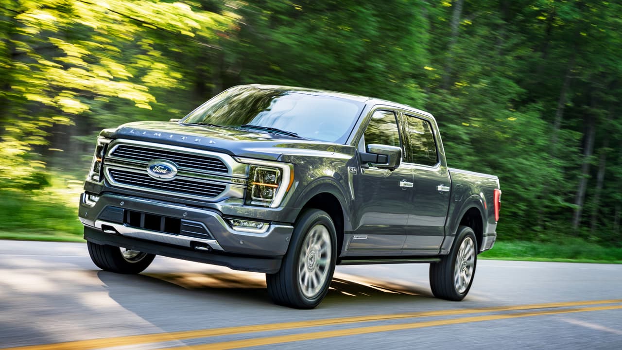 La Ford F-150 2021 está construida sobre el mismo chasis de sección cuadrada, hecho de acero de alta resistencia que usa el modelo actual.
<br>