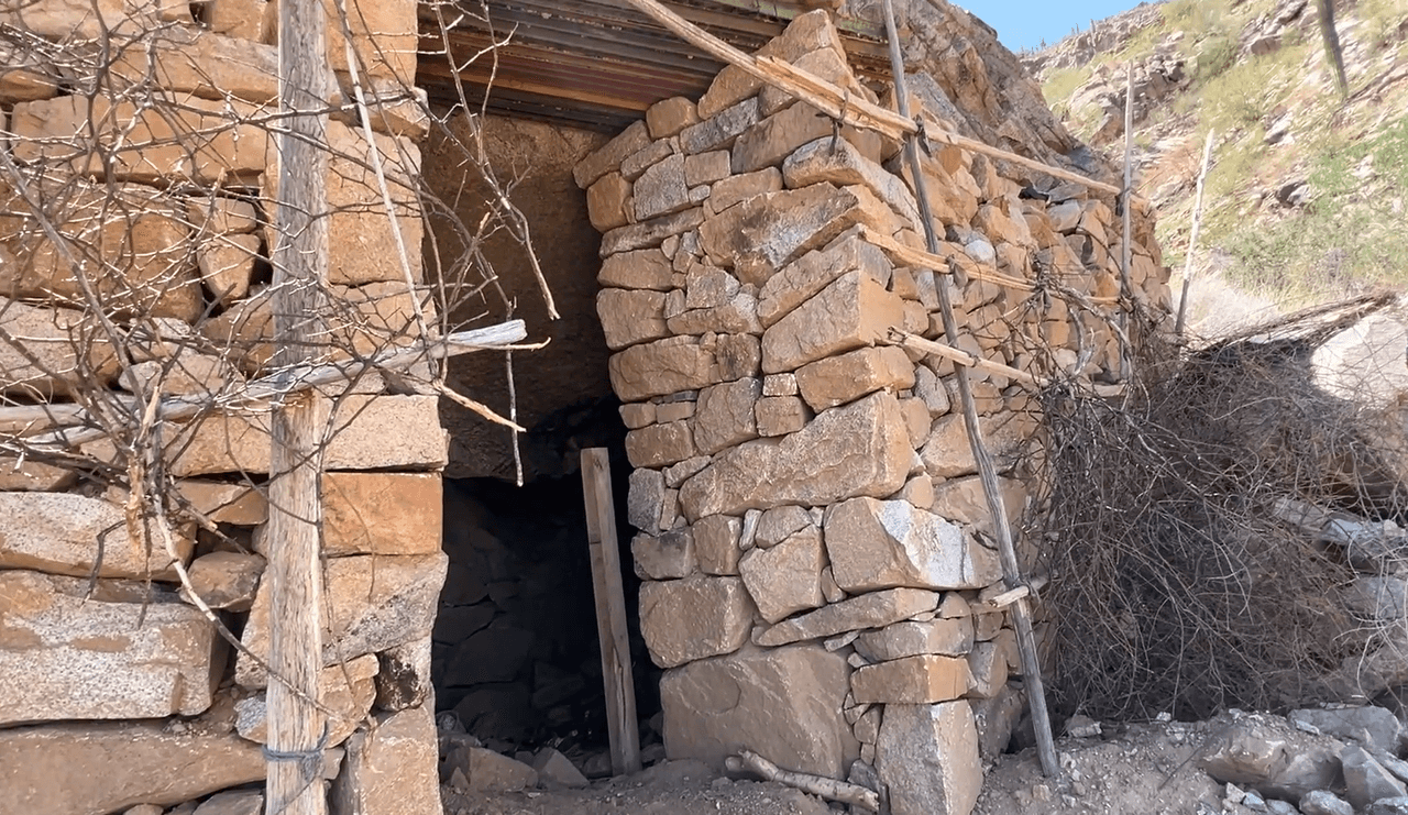 Según Héctor Aguirre, quien localizó el sitio, tendría 
<b>alrededor de tres años</b> que fue construido.