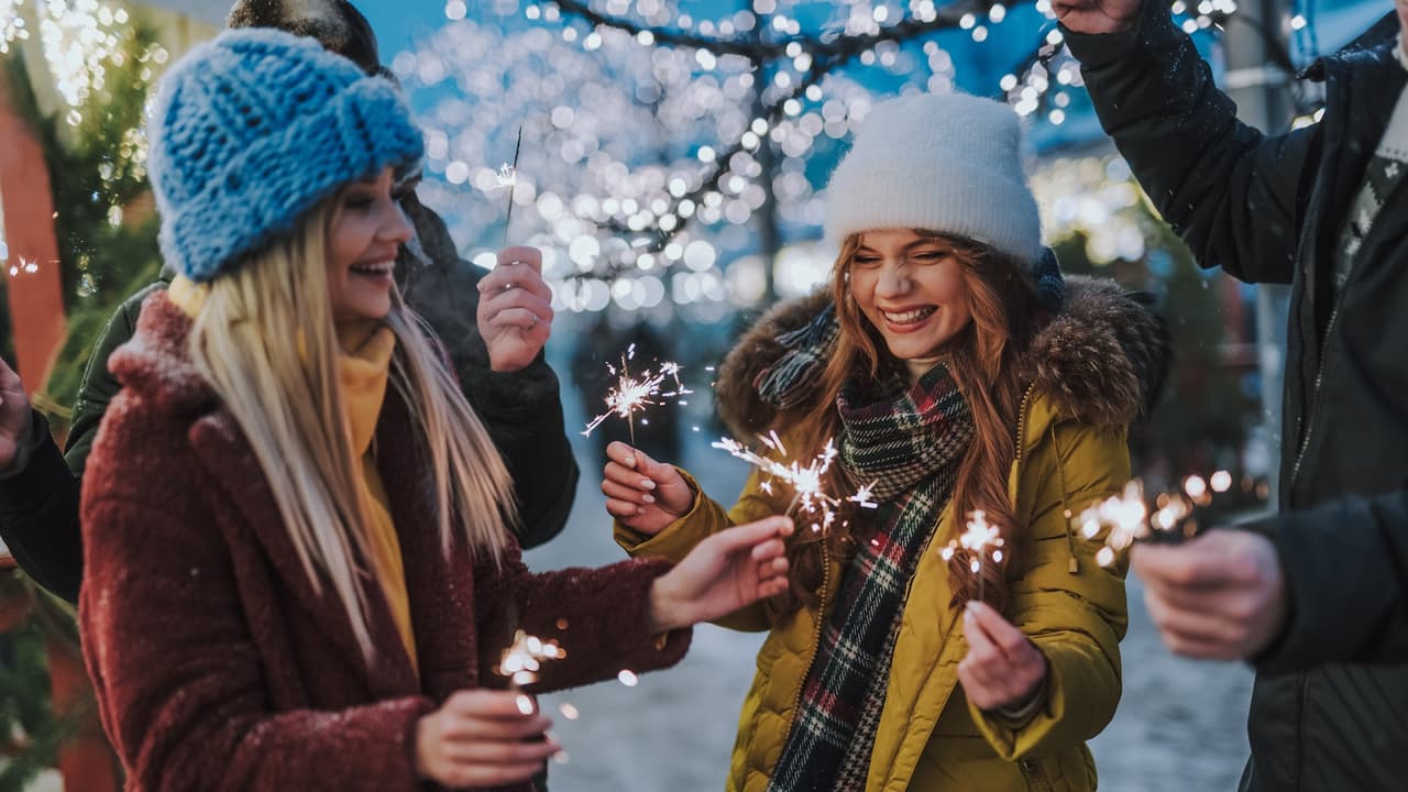 <b>9. Busca opciones de entretenimiento gratuitas o económicas:</b> Explora actividades locales como festivales o eventos navideños gratuitos en lugar de actividades costosas. Descubre nuevas experiencias sin comprometer tu presupuesto.