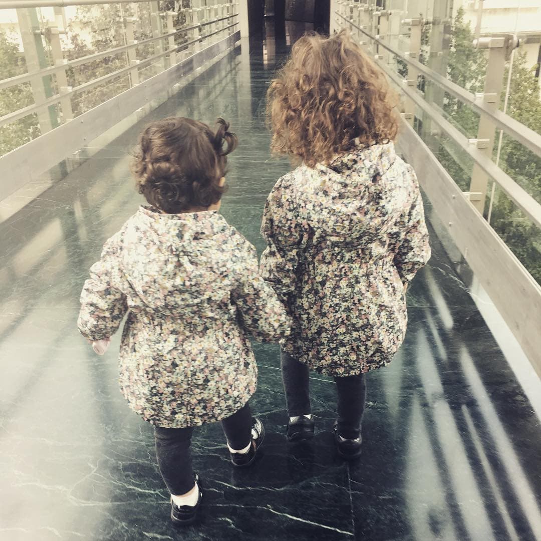 Las primeras dos hijas de Jacqueline Bracamontes hacían equipo (y combinaban sus atuendos) cuando solo eran ellas dos y sus padres.