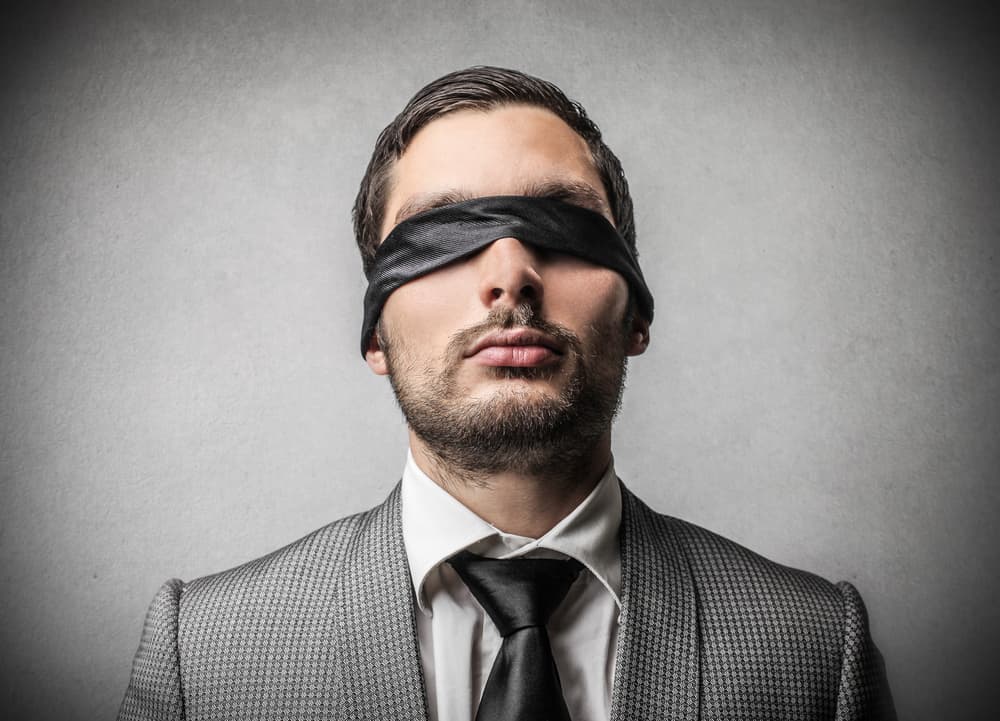 Cuando el Tercer Ojo está bloqueado la persona no puede ver la realidad de una forma concreta, está cegada por los prejuicios, las falsas ideas, está alejado de la Verdad y de lo que es en sí la esencia de la vida, no es capaz de distinguir el bien del mal, lo que ayuda o perjudica, su extensión de conciencia es limitada, genera egoísmo, falta de consideración a los demás, una concepción errónea del mundo.