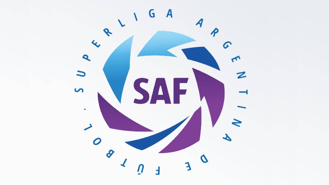 De nueva creación, la Superliga Argentina, ese invento loco creado hace apenas unos años adoptó los colores claros con predominio del morado como vemos en sus siglas al centro.