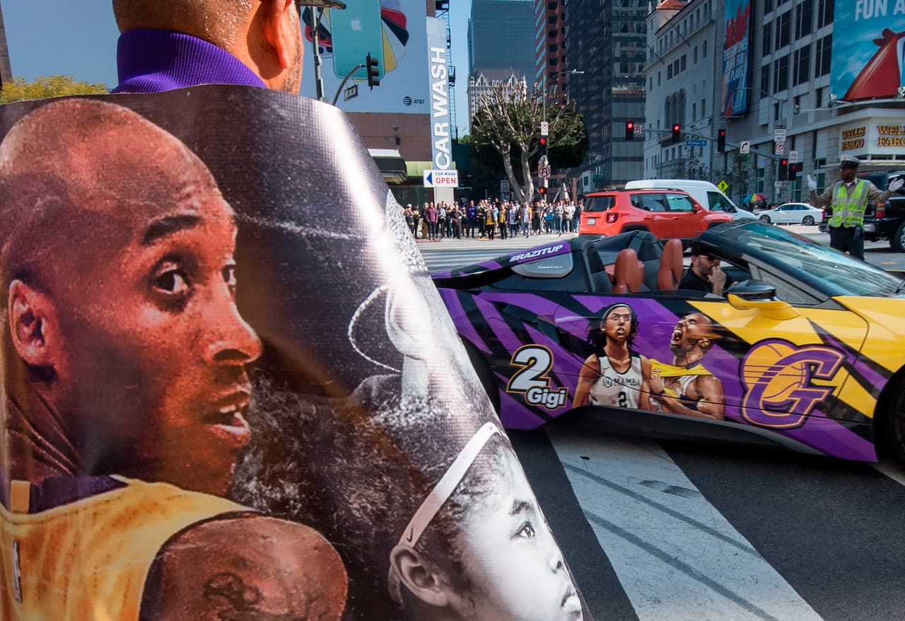 Los asistentes al homenaje a su llegada al Staples Center. En ese gimnasio Bryant jugó durante 20 temporadas con los Lakers de Los Ángeles, el equipo de la ciudad.