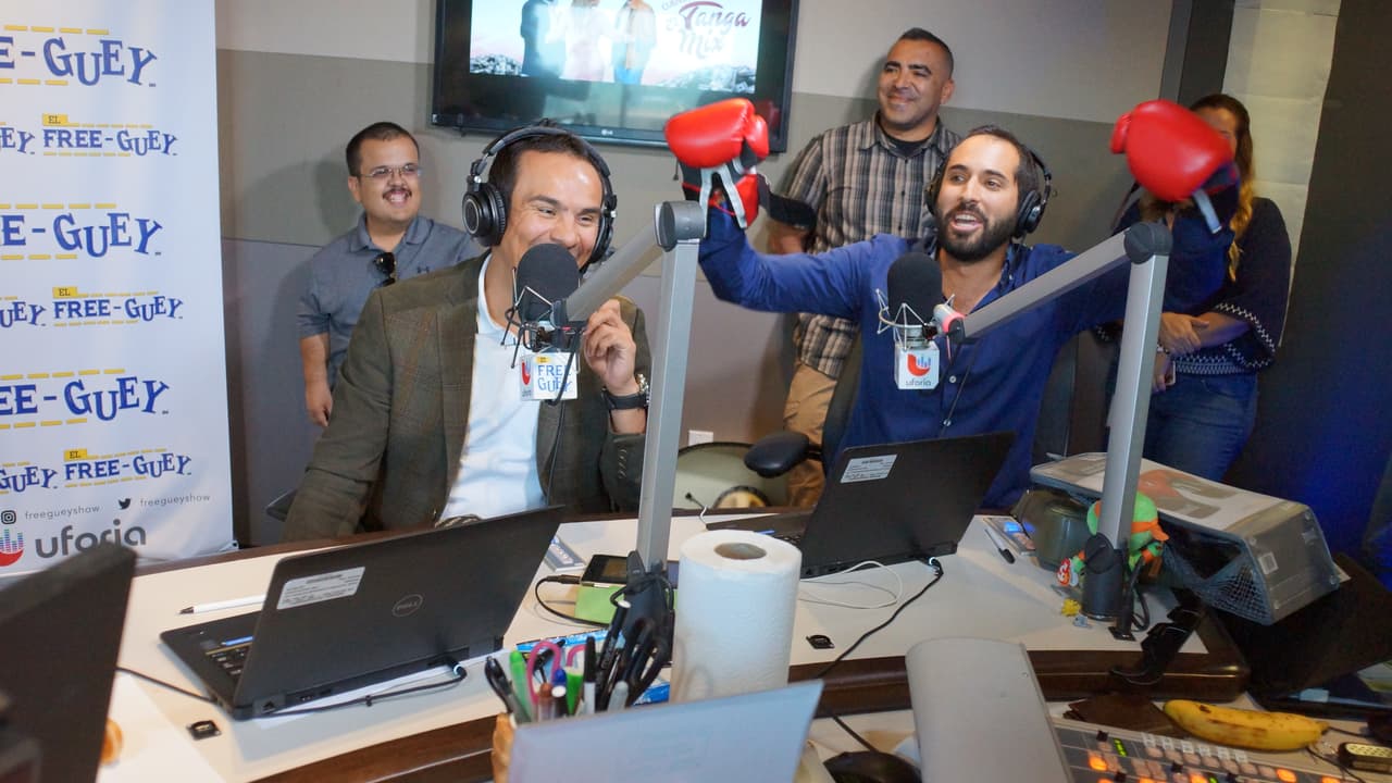 Juan Manuel Márquez llegó al Free-guey show con guante en mano.