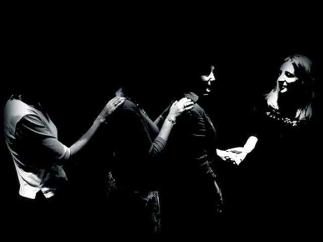 <b>Dans le noir:</b>
<br>Esta es
<b><a href="http://dinersjournal.blogs.nytimes.com/2011/12/06/at-dans-le-noir-dining-in-the-dark/?_r=0">una cadena de restaurantes</a></b> (con sucursales en ciudades como Londres y Barcelona) que recibe a sus huéspedes en completa oscuridad. La idea es que al privarse del sentido de la vista, el gusto y el olfato se afinan permitiendo a los comensales disfrutar con mayor intensidad la experiencia.