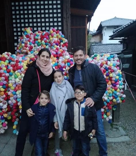 Para el actor, recordado por clásicas telenovelas como 
<b><a href="https://www.univision.com/famosos/a-30-anos-de-la-telenovela-quinceanera-te-mostramos-15-fotos-del-antes-y-despues-del-elenco-fotos#f4efbcea0001" target="_blank">'Quinceañera'</a></b>, ni su edad y menos la de su esposa (a quien le lleva 27 años) es impedimento para intentar ser padres por una cuarta ocasión. 
<br>