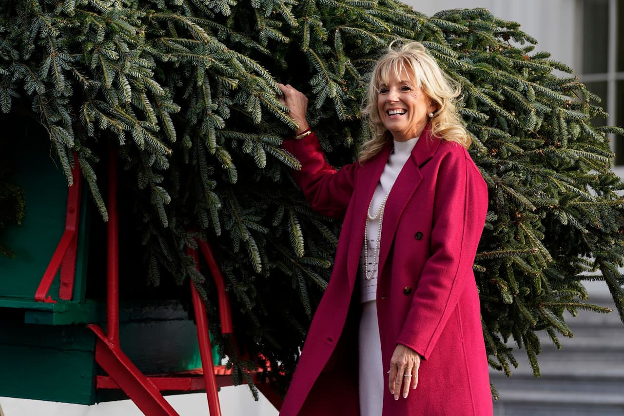 Un abeto de 18 pies y medio de alto que creció en una granja de Carolina del Norte fue recibido en el pórtico norte de la Casa Blanca por la primera dama Jill Biden.
<br>
<br>La llegada del árbol en una carreta tirada por caballos es una tradición que se realiza antes de la cena de Acción de Gracias.
<br>