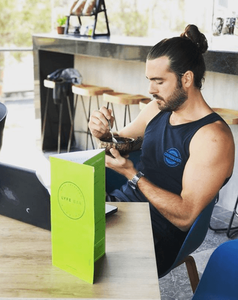 "Pablo Lyle se ha destacado siempre por
<b> ser una buena persona, dispuesta a colaborar </b>en proyectos ciudadanos y de gobierno destinados a un beneficio social en favor de las personas que menos tienen", concluye la misiva.